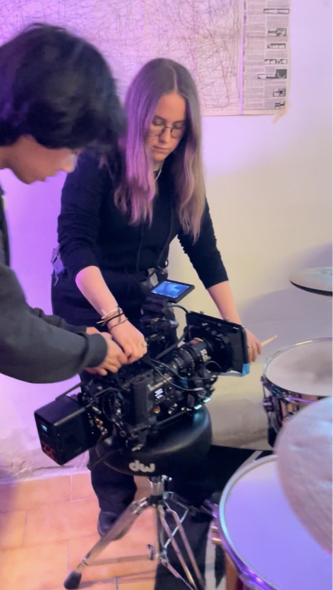 Sul set del video musicale della band, alla camera accanto alla batteria