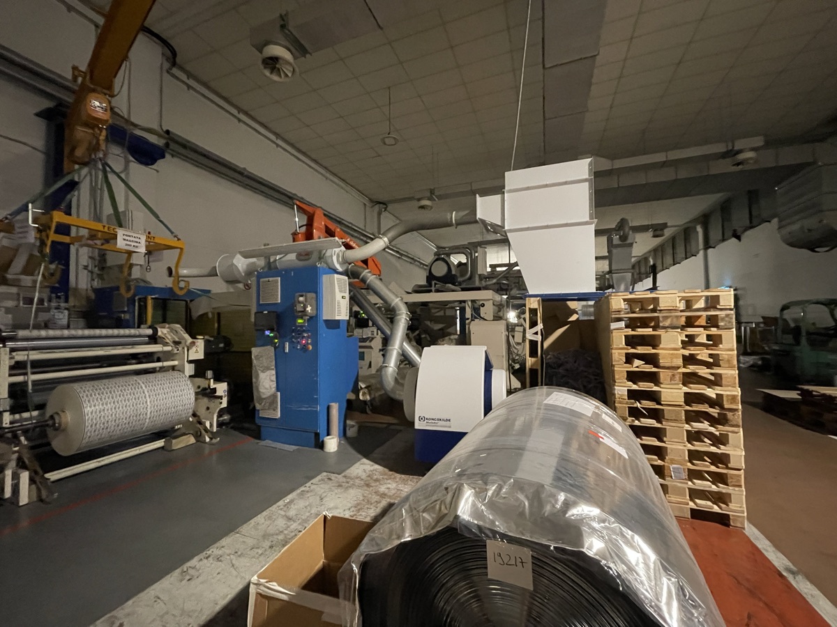 L'interno del capannone della fabbrica