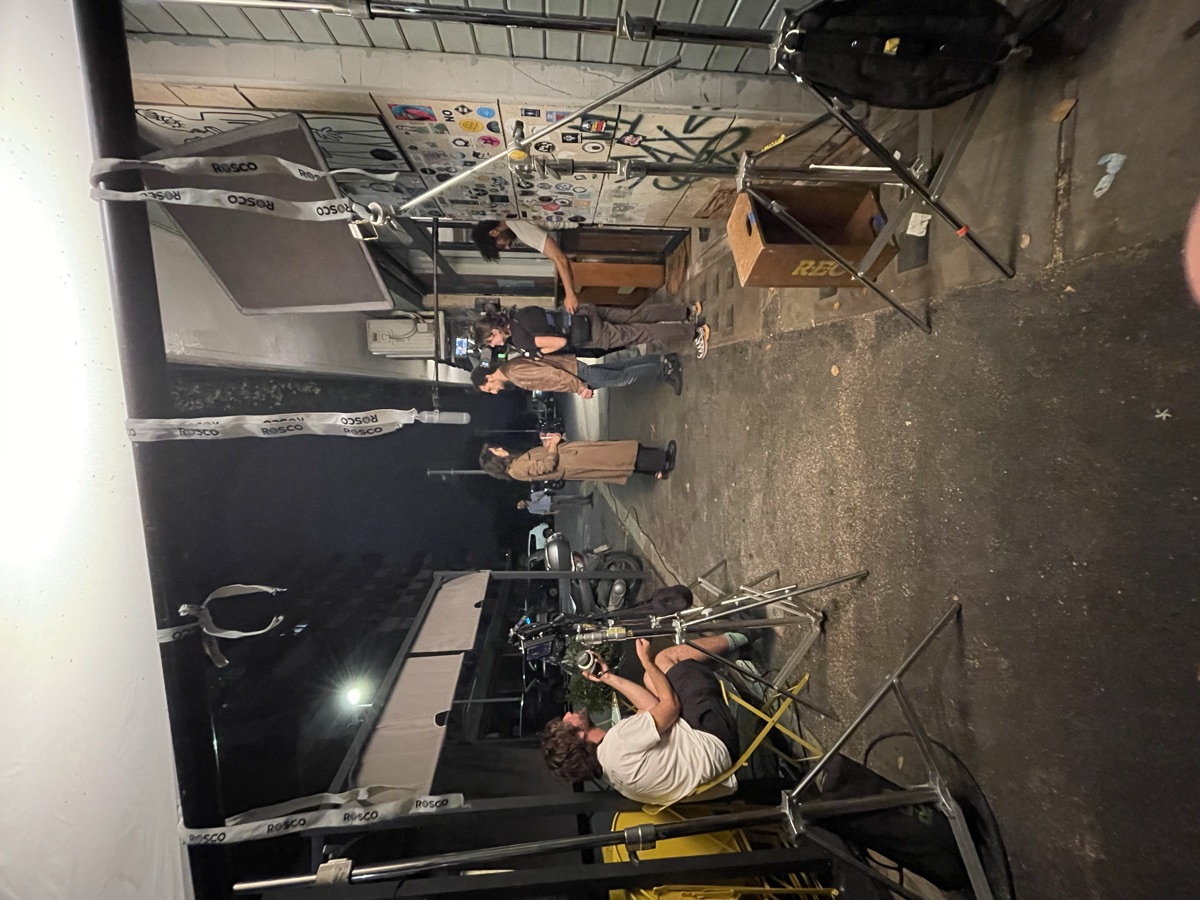 Set notturno del cortometraggio in una via di Roma