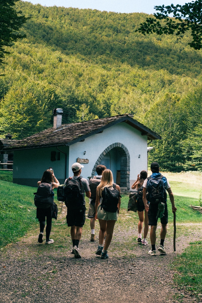 La family in cammino verso il rifugio