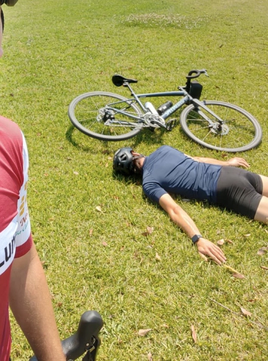Sdraiato sul prato accanto alla bici, dopo un giro