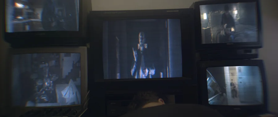 Gli stessi televisori nel video finito: sei schermi accesi nel buio